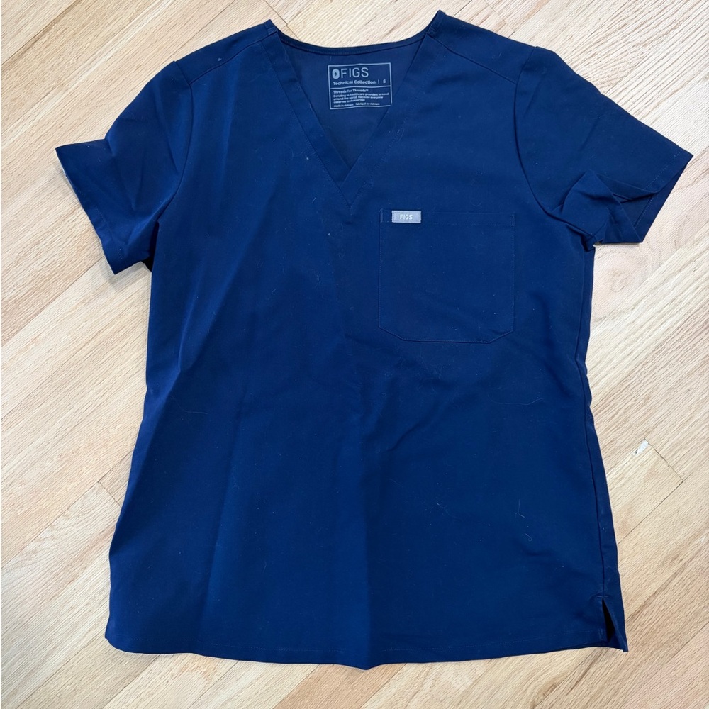 Figs scrub top